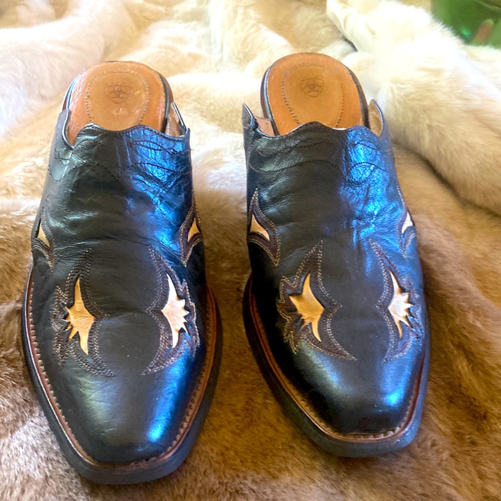 Size 8.5 women’s Ariat very good shape, comfortable and stylish. Great shoes.
